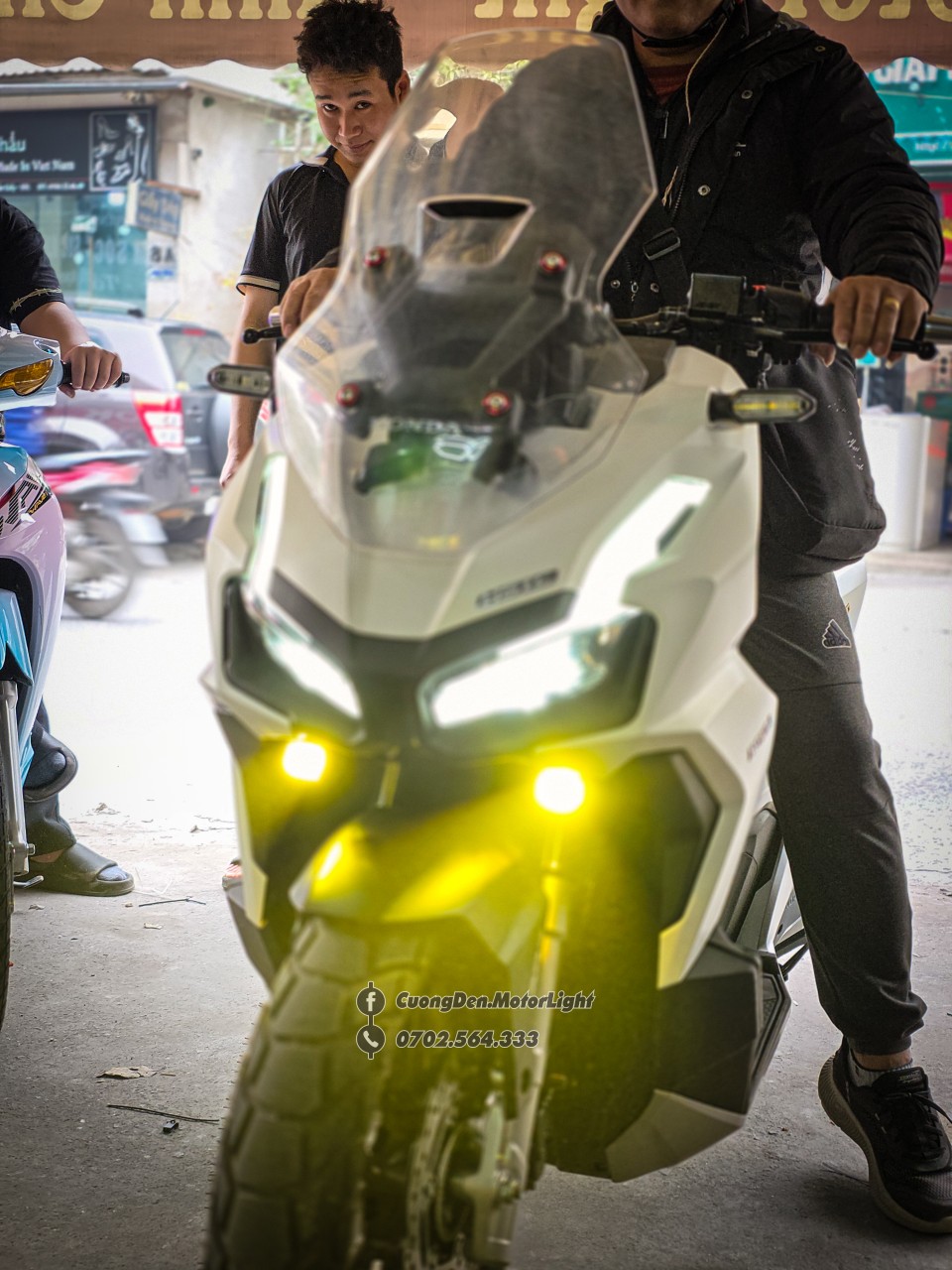 Honda ADV 160 nâng cấp đèn trợ sáng M10 Ultra dưới gầm pha chính đi mưa cực gắt