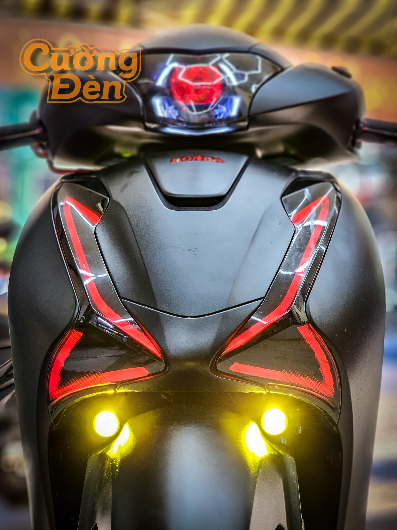 Honda SH Độ Đèn Trợ Sáng Mini Gọn Gàng: Cos Vàng/Pha Trắng, Lắp Giảm Sóc Zin, Giắc Cắm PNP