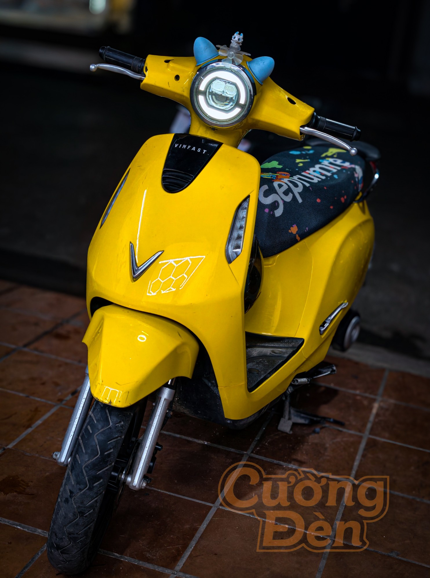 Xe điện Vinfast EVO độ đèn bi cầu Aozoom Square V3 chính hãng tăng độ sáng